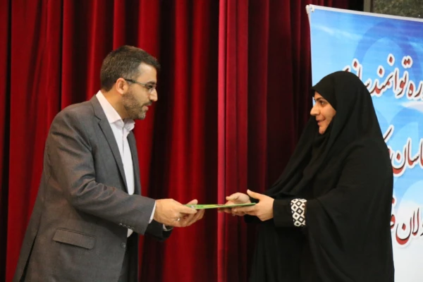 دکتر مهرمحمدی در اختتامیه دوره توانمند سازی کارشناسان و کارشناس مسئولان فرهنگی در بوشهر:
کارشناسان فرهنگی نماد تدبیر، سخت کوشی، هم زبانی با دانشجو، نشاط سیاسی و دین ورزی
 13