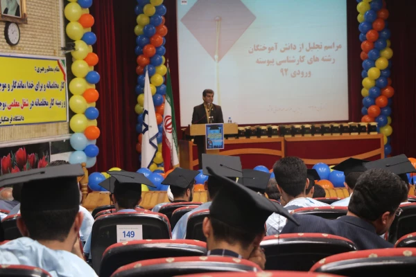 دکتر مولایی در آیین دومین جشن دانش آموختگی دانشجویان ورودی 92 استان بوشهر:

معلمان را پیام آوران خوشبختی اجتماع هستند که رسالت پیامبرگونه تربیت نسل آینده برای رفاه و خوشبختی را برعهده دارند. 8