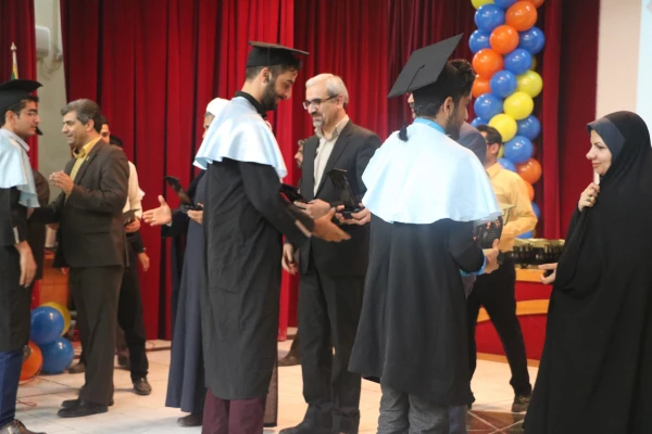 دکتر مولایی در آیین دومین جشن دانش آموختگی دانشجویان ورودی 92 استان بوشهر:

معلمان را پیام آوران خوشبختی اجتماع هستند که رسالت پیامبرگونه تربیت نسل آینده برای رفاه و خوشبختی را برعهده دارند. 13