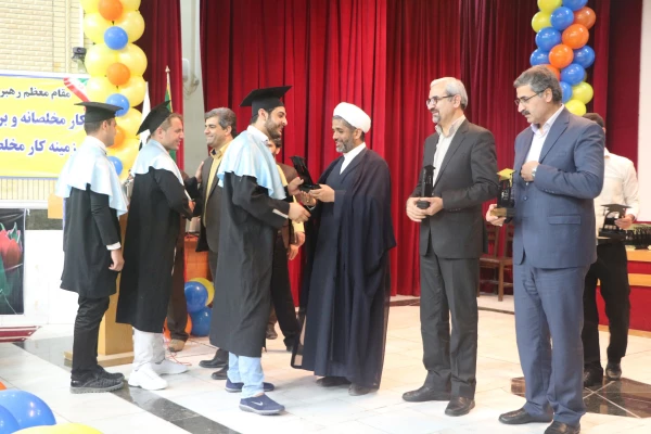 دکتر مولایی در آیین دومین جشن دانش آموختگی دانشجویان ورودی 92 استان بوشهر:

معلمان را پیام آوران خوشبختی اجتماع هستند که رسالت پیامبرگونه تربیت نسل آینده برای رفاه و خوشبختی را برعهده دارند. 14