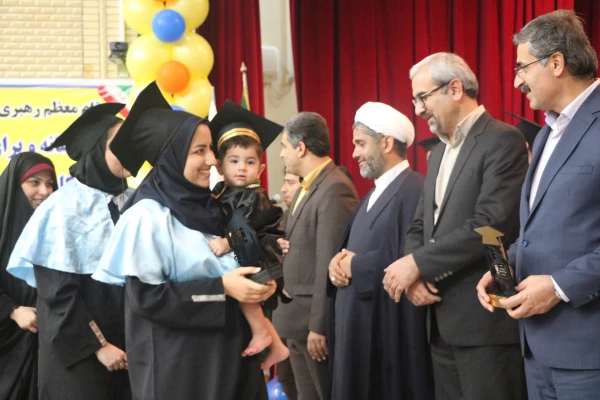 دکتر مولایی در آیین دومین جشن دانش آموختگی دانشجویان ورودی 92 استان بوشهر:

معلمان را پیام آوران خوشبختی اجتماع هستند که رسالت پیامبرگونه تربیت نسل آینده برای رفاه و خوشبختی را برعهده دارند. 15