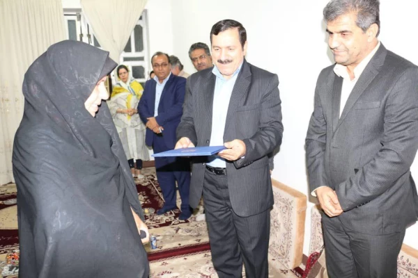 معاون طرح و برنامه و توسعه مدیریت دانشگاه فرهنگیان کشور در سفر به بوشهر
 از معلم فداکار آبپخشی عیادت کرد 2