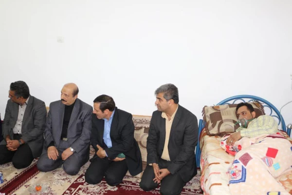 معاون طرح و برنامه و توسعه مدیریت دانشگاه فرهنگیان کشور در سفر به بوشهر
 از معلم فداکار آبپخشی عیادت کرد 3