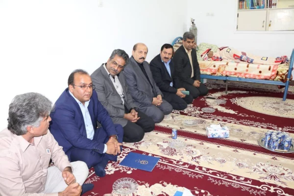معاون طرح و برنامه و توسعه مدیریت دانشگاه فرهنگیان کشور در سفر به بوشهر
 از معلم فداکار آبپخشی عیادت کرد 4