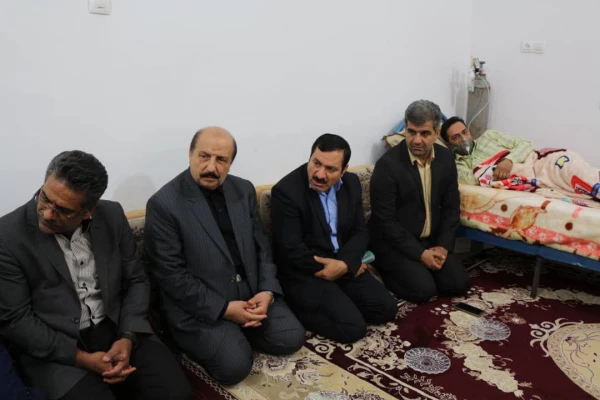 معاون طرح و برنامه و توسعه مدیریت دانشگاه فرهنگیان کشور در سفر به بوشهر
 از معلم فداکار آبپخشی عیادت کرد 5