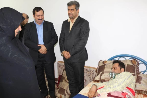 معاون طرح و برنامه و توسعه مدیریت دانشگاه فرهنگیان کشور در سفر به بوشهر
 از معلم فداکار آبپخشی عیادت کرد 10