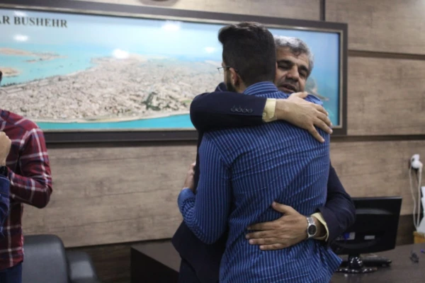 خداحافظی دانشجویان دانش آموخته ورودی ۹۴پردیس علامه طباطبایی بوشهر با رئیس دانشگاه  4