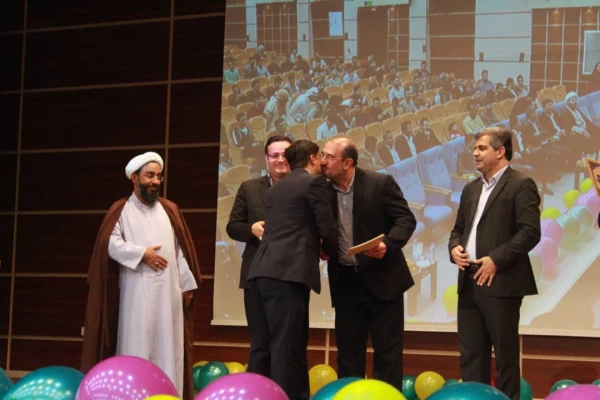 با حضور مشاور اجرایی معاون طرح و برنامه و توسعه مدیریت و مدیرکل حقوقی دانشگاه فرهنگیان

جشن بزرگ روز دانشجو دانشگاه فرهنگیان استان بوشهر برگزار شد 14