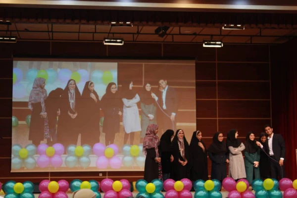 با حضور مشاور اجرایی معاون طرح و برنامه و توسعه مدیریت و مدیرکل حقوقی دانشگاه فرهنگیان

جشن بزرگ روز دانشجو دانشگاه فرهنگیان استان بوشهر برگزار شد 16