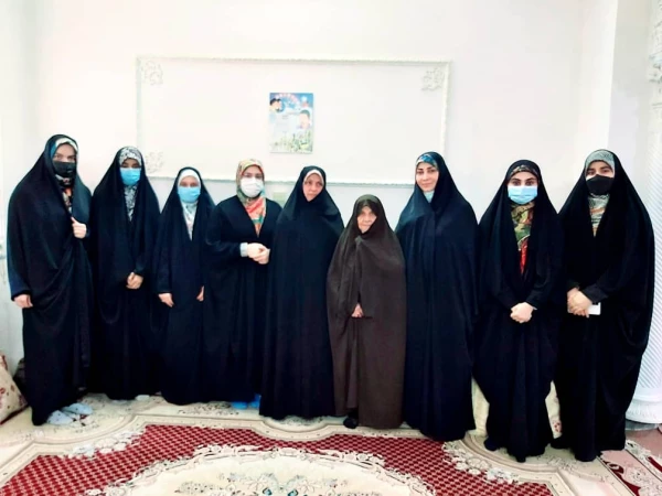 دیدار مسئولان و دانشجویان دانشگاه فرهنگیان استان بوشهر با مادر یکی از شهدای  تربیت معلم استان 5