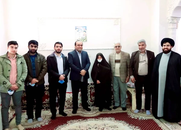 دیدار مسئولان و دانشجویان دانشگاه فرهنگیان استان بوشهر با مادر یکی از شهدای  تربیت معلم استان 6