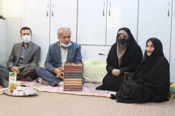 دیدار رئیس و مسئول کانون بسیج اساتید دانشگاه فرهنگیان استان بوشهر با مادر شهید یاسی 2