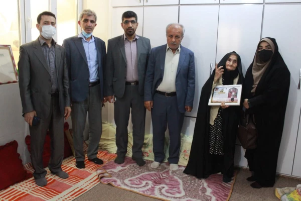 دیدار رئیس و مسئول کانون بسیج اساتید دانشگاه فرهنگیان استان بوشهر با مادر شهید یاسی 3