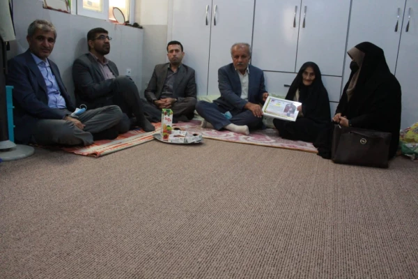 دیدار رئیس و مسئول کانون بسیج اساتید دانشگاه فرهنگیان استان بوشهر با مادر شهید یاسی 4