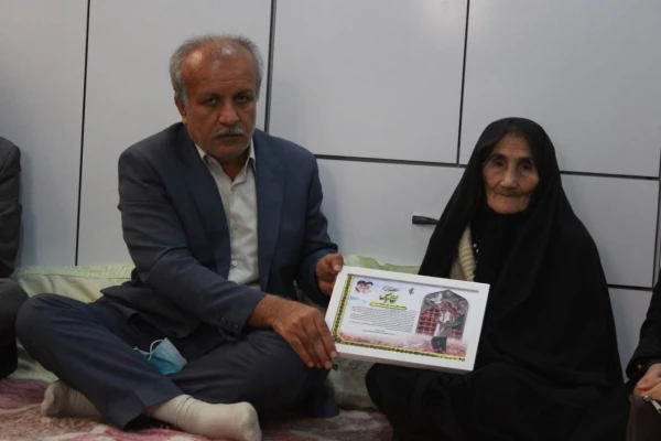 دیدار رئیس و مسئول کانون بسیج اساتید دانشگاه فرهنگیان استان بوشهر با مادر شهید یاسی 5