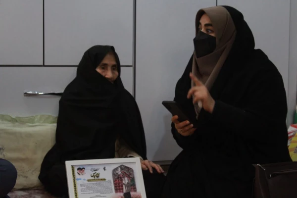 دیدار رئیس و مسئول کانون بسیج اساتید دانشگاه فرهنگیان استان بوشهر با مادر شهید یاسی 6