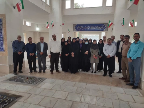 هیات رئیسه دانشگاه فرهنگیان استان بوشهر با خانواده شهید دانشجومعلم مهدی یزدانپناه دیدار کردند. 2