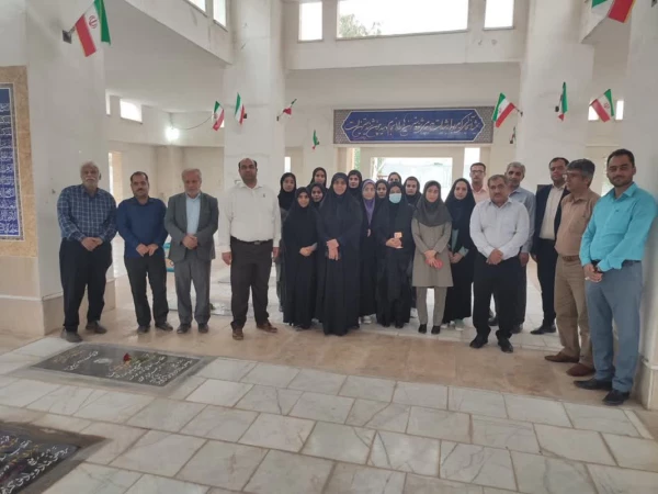 هیات رئیسه دانشگاه فرهنگیان استان بوشهر با خانواده شهید دانشجومعلم مهدی یزدانپناه دیدار کردند. 4