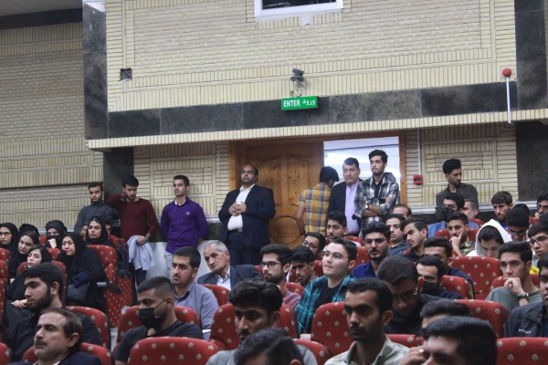 معاون رئیس جمهور و رئیس سازمان بنیاد شهید و امور ایثاگران گفت:به دلیل هراس از ظرفیت ملت و مکتب انقلاب اسلامی، نگاه جهان خوارانه سلطه گران به ایران ادامه دارد. 12