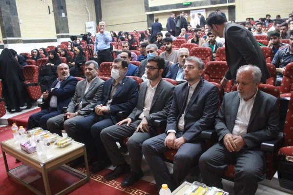 معاون رئیس جمهور و رئیس سازمان بنیاد شهید و امور ایثاگران گفت:به دلیل هراس از ظرفیت ملت و مکتب انقلاب اسلامی، نگاه جهان خوارانه سلطه گران به ایران ادامه دارد. 18