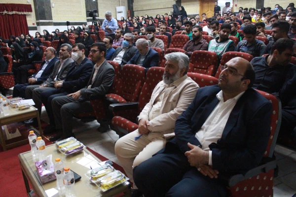 معاون رئیس جمهور و رئیس سازمان بنیاد شهید و امور ایثاگران گفت:به دلیل هراس از ظرفیت ملت و مکتب انقلاب اسلامی، نگاه جهان خوارانه سلطه گران به ایران ادامه دارد. 7