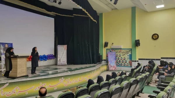 به مناسبت روز دانشجو نشست پرسش و پاسخ با موضوع اهدای خون بانوان در پردیس بنت الهدی صدر دانشگاه فرهنگیان استان بوشهر برگزار شد. 5