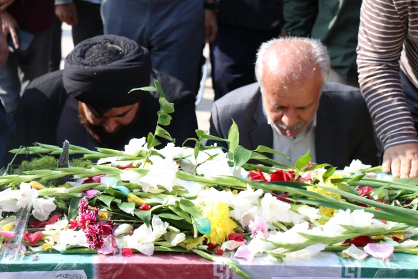 آئین استقبال و تشییع آلاله گمنام دفاع مقدس با حضور هیات رئیسه، کارکنان و دانشجومعلمان دانشگاه فرهنگیان استان بوشهر در پردیس علامه طباطبایی برگزار شد. 33