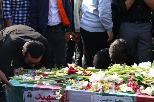 آئین استقبال و تشییع آلاله گمنام دفاع مقدس با حضور هیات رئیسه، کارکنان و دانشجومعلمان دانشگاه فرهنگیان استان بوشهر در پردیس علامه طباطبایی برگزار شد. 34