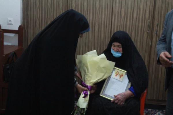 مسئولان دانشگاه فرهنگیان استان بوشهر  با خانواده شهید محمد فشنگ ساز دیدار کردند. 2