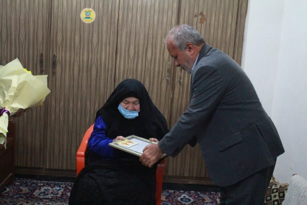 مسئولان دانشگاه فرهنگیان استان بوشهر  با خانواده شهید محمد فشنگ ساز دیدار کردند. 9