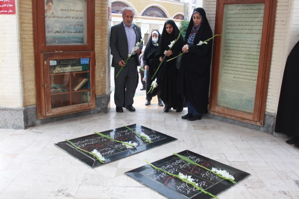 مسئولان و کارکنان دانشگاه فرهنگیان استان بوشهر همزمان با نخستین روز دهه مبارک فجر با آرمان های امام خمینی (ره) و شهدای انقلاب اسلامی و دفاع مقدس تجدید میثاق کردند. 3