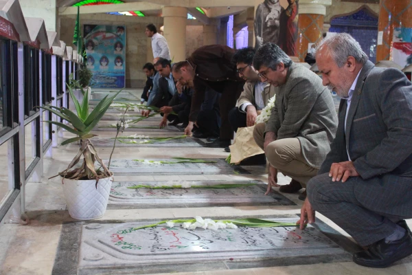 مسئولان و کارکنان دانشگاه فرهنگیان استان بوشهر همزمان با نخستین روز دهه مبارک فجر با آرمان های امام خمینی (ره) و شهدای انقلاب اسلامی و دفاع مقدس تجدید میثاق کردند. 5