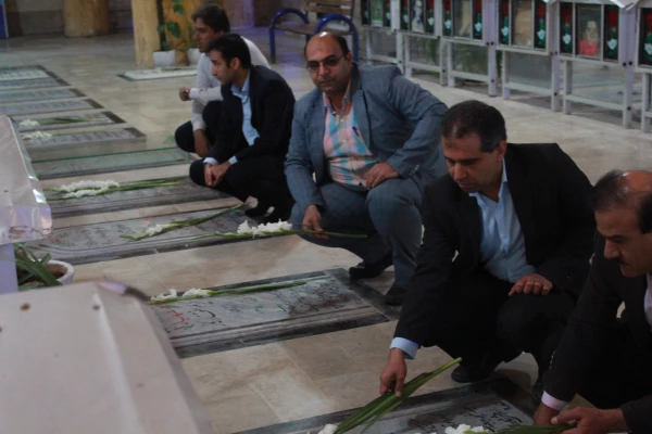 مسئولان و کارکنان دانشگاه فرهنگیان استان بوشهر همزمان با نخستین روز دهه مبارک فجر با آرمان های امام خمینی (ره) و شهدای انقلاب اسلامی و دفاع مقدس تجدید میثاق کردند. 6