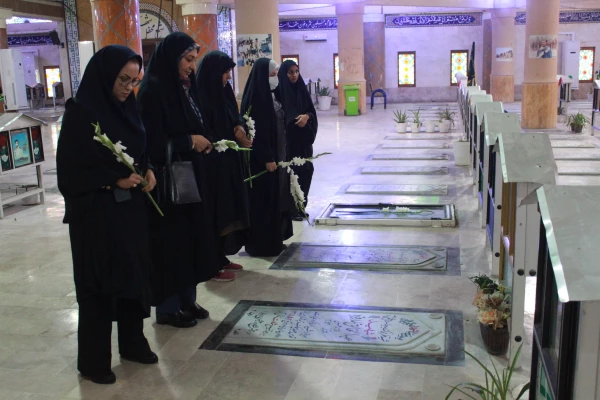 مسئولان و کارکنان دانشگاه فرهنگیان استان بوشهر همزمان با نخستین روز دهه مبارک فجر با آرمان های امام خمینی (ره) و شهدای انقلاب اسلامی و دفاع مقدس تجدید میثاق کردند. 7