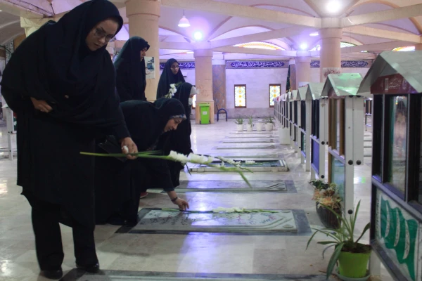 مسئولان و کارکنان دانشگاه فرهنگیان استان بوشهر همزمان با نخستین روز دهه مبارک فجر با آرمان های امام خمینی (ره) و شهدای انقلاب اسلامی و دفاع مقدس تجدید میثاق کردند. 8