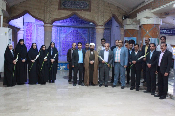 مسئولان و کارکنان دانشگاه فرهنگیان استان بوشهر همزمان با نخستین روز دهه مبارک فجر با آرمان های امام خمینی (ره) و شهدای انقلاب اسلامی و دفاع مقدس تجدید میثاق کردند. 9