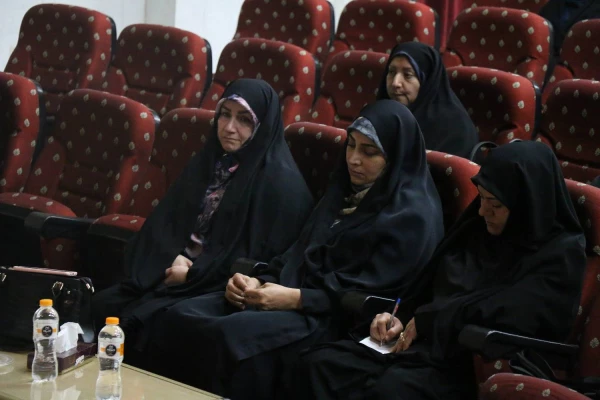 همزمان با دوره کشوری تربیت مربی درس آموزش قرآن کریم دانشگاه فرهنگیان، محفل انس با قرآن کریم در بوشهر برگزار شد. 5