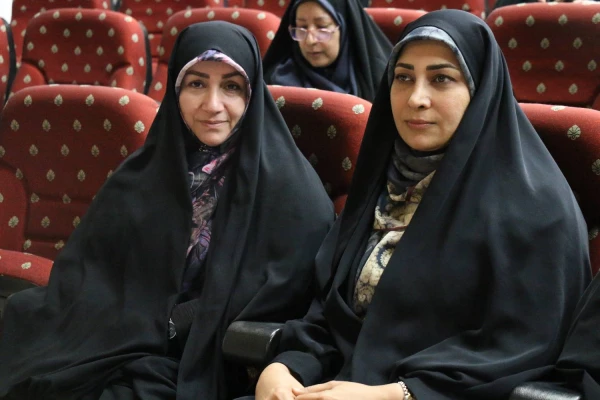 همزمان با دوره کشوری تربیت مربی درس آموزش قرآن کریم دانشگاه فرهنگیان، محفل انس با قرآن کریم در بوشهر برگزار شد. 7