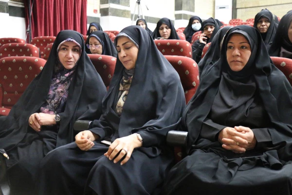 همزمان با دوره کشوری تربیت مربی درس آموزش قرآن کریم دانشگاه فرهنگیان، محفل انس با قرآن کریم در بوشهر برگزار شد. 9