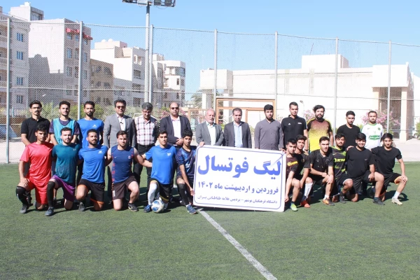 به مناسبت روز معلم؛
اساتید و کارکنان دانشگاه فرهنگیان با اهدای گل تجلیل شدند 2