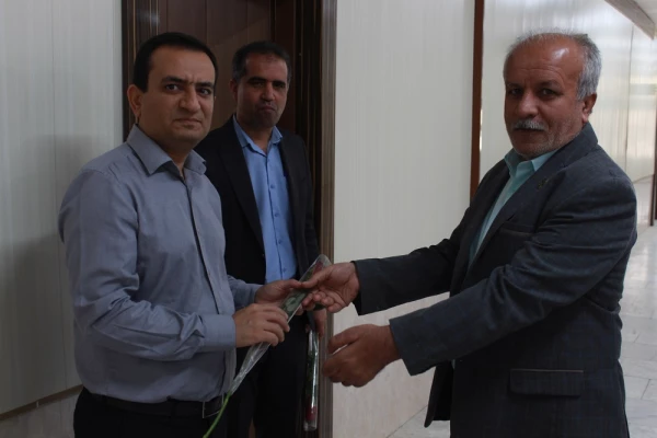 به مناسبت روز معلم؛
اساتید و کارکنان دانشگاه فرهنگیان با اهدای گل تجلیل شدند 3