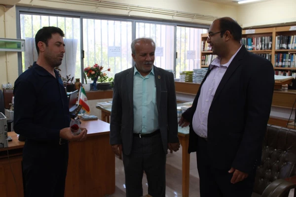 به مناسبت روز معلم؛
اساتید و کارکنان دانشگاه فرهنگیان با اهدای گل تجلیل شدند 5