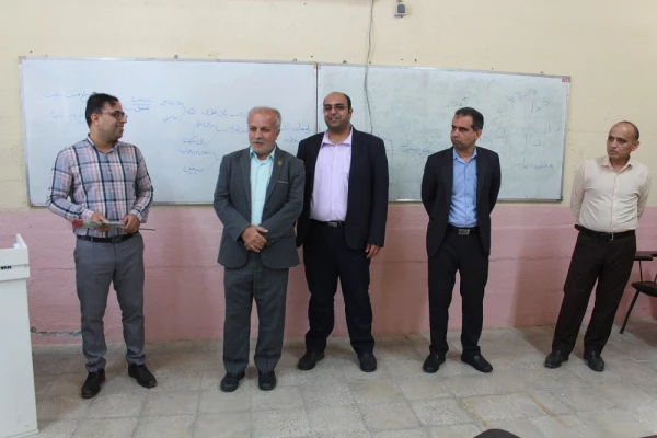 به مناسبت روز معلم؛
اساتید و کارکنان دانشگاه فرهنگیان با اهدای گل تجلیل شدند 6