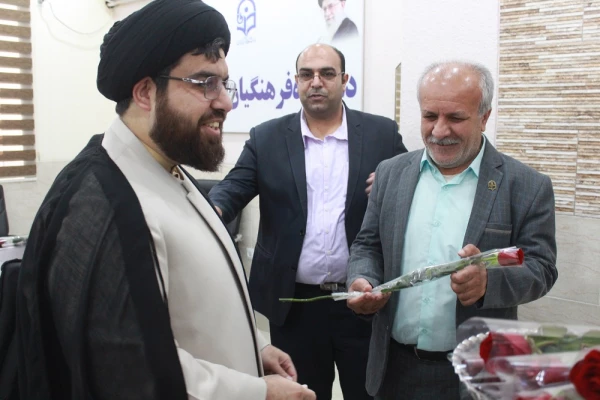 به مناسبت روز معلم؛
اساتید و کارکنان دانشگاه فرهنگیان با اهدای گل تجلیل شدند 28