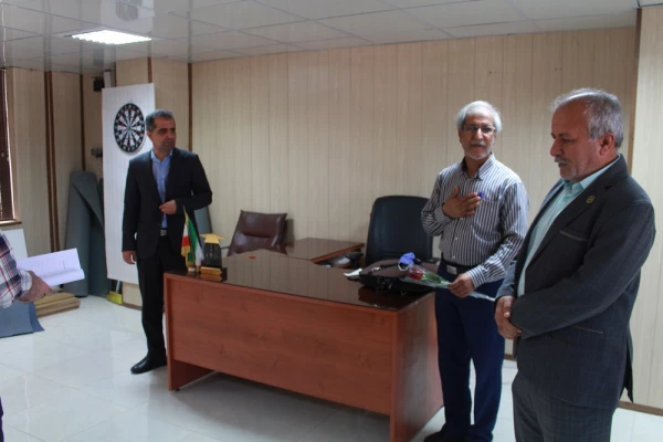 به مناسبت روز معلم؛
اساتید و کارکنان دانشگاه فرهنگیان با اهدای گل تجلیل شدند 8