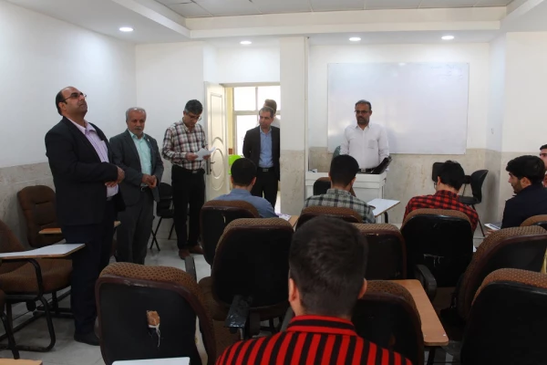 به مناسبت روز معلم؛
اساتید و کارکنان دانشگاه فرهنگیان با اهدای گل تجلیل شدند 10