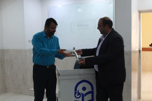 به مناسبت روز معلم؛
اساتید و کارکنان دانشگاه فرهنگیان با اهدای گل تجلیل شدند 11