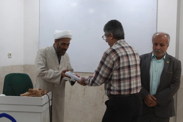 به مناسبت روز معلم؛
اساتید و کارکنان دانشگاه فرهنگیان با اهدای گل تجلیل شدند 12