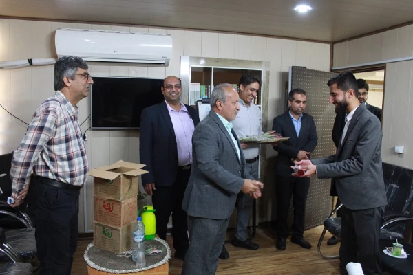 به مناسبت روز معلم؛
اساتید و کارکنان دانشگاه فرهنگیان با اهدای گل تجلیل شدند 13