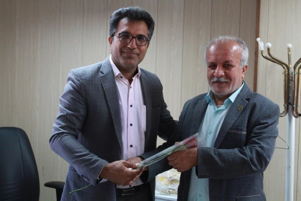 به مناسبت روز معلم؛
اساتید و کارکنان دانشگاه فرهنگیان با اهدای گل تجلیل شدند 14